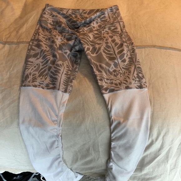 Alo Goddess Legging - Picture 2 of 3